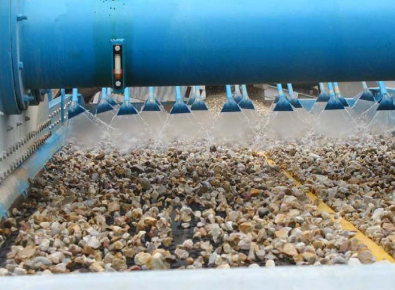 Waterbesproeiing op trillend zeef voor mijnbouwtoepassingen Waterbesproeiing op trillend zeef voor mijnbouwtoepassingen